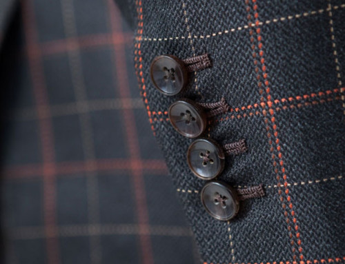 Horn buttons and handmade buttonholes of a silk suit