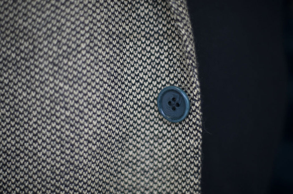 Detailaufnahme eines Knopfs an einem Maßanzug von Egon Brandstetter Herrenschneider Berlin