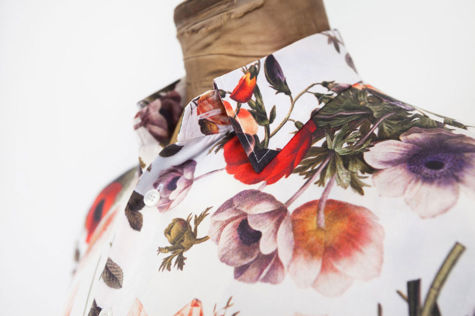 Handgenähtes Hemd aus Seidensatin mit floralem Muster von Egon Brandstetter Maßschneider Berlin