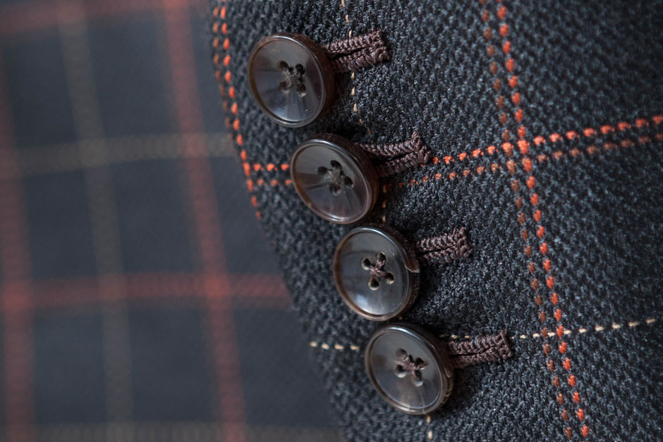 Buffalo horn buttons and handmade buttonholes of a custom-tailored suit from Egon Brandstetter